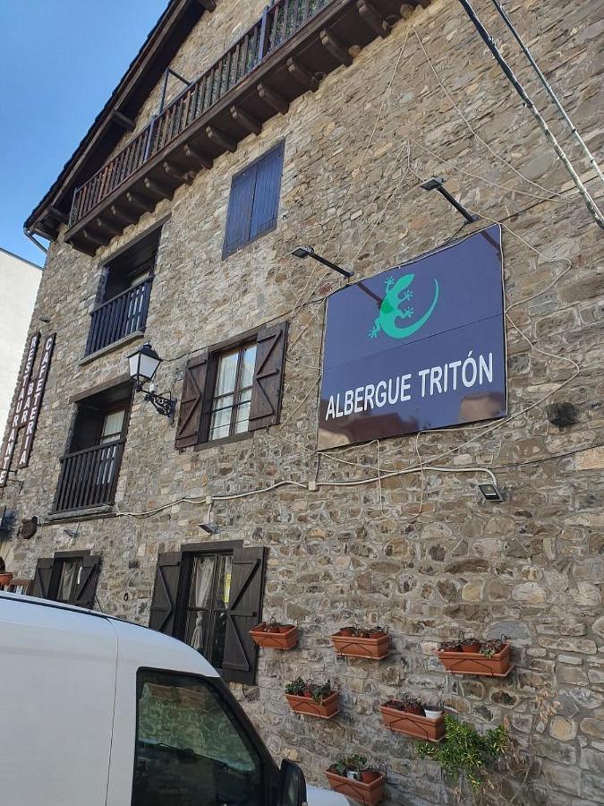 Albergue Triton - Villanua Exterior photo